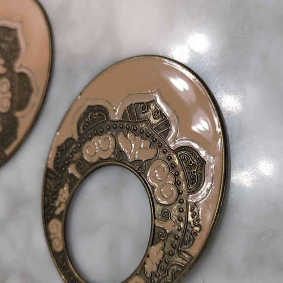 Stamped moroccan design oval hoop earring - Picture 4 of 9
